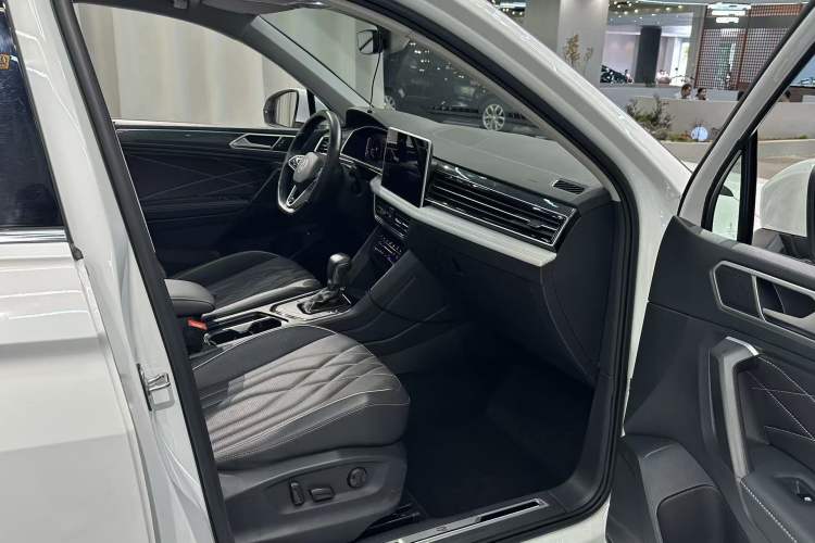 Used Volkswagen Tiguan L 2023 330TSI Automatic Two-Wheel Drive R-Line Enjoyment Edition
