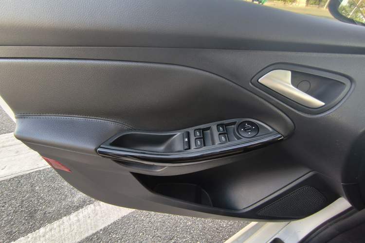 Used Ford Focus 2012 Hatchback 1.6L Automatic Fashion Edition
