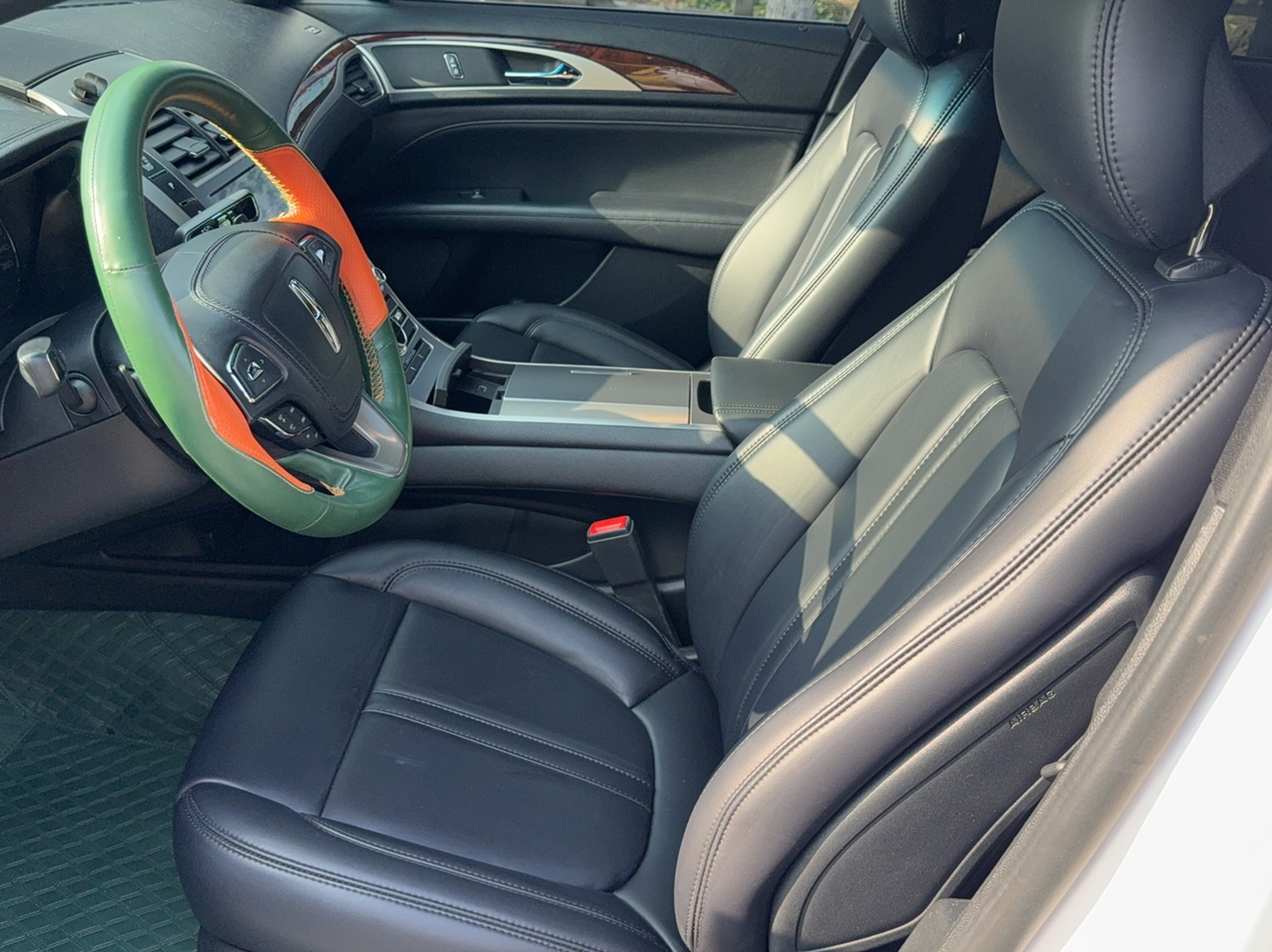 Переднее сиденье в автомобиле