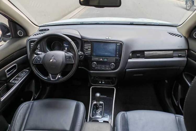 Used Mitsubishi Outlander 2019 2.0L Two-Wheel Drive Comfort Edition 7-Seater China VI Standard
