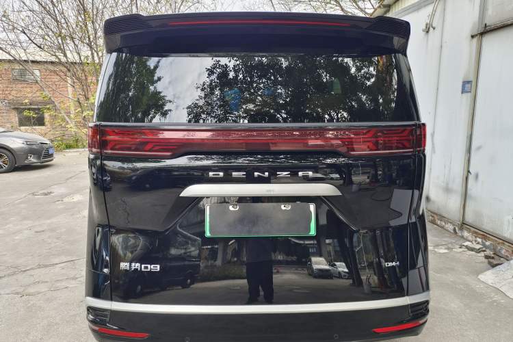 Used Denza D9 2022 DM-i 1040 Prestige Model