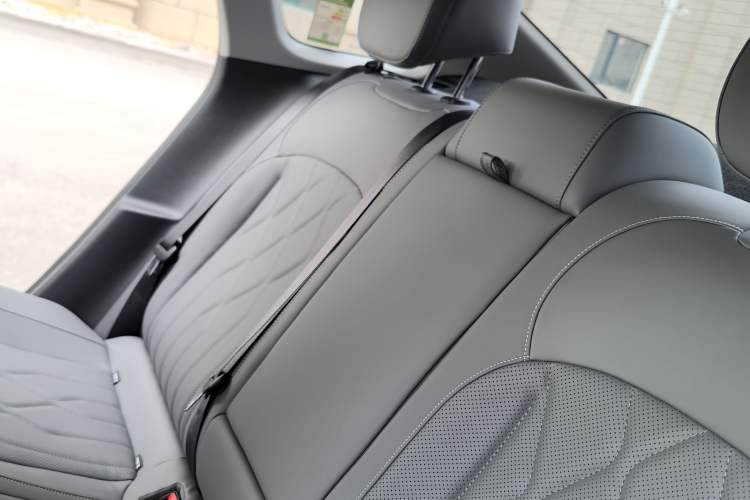 Used  Galaxy A7 2025 Model EM-i 70km Luxury Edition
