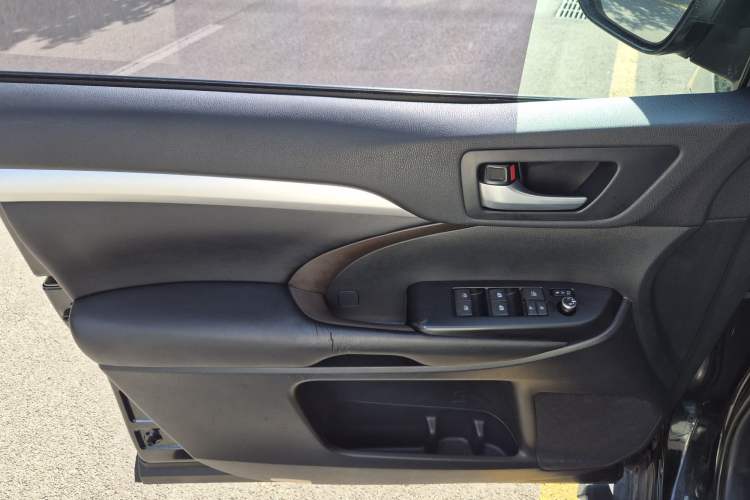 Used Toyota Highlander 2018 2.0T Four-Wheel Drive Luxury Version 7 Seats China VI Standard
