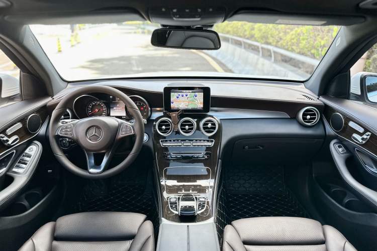 Used Mercedes-Benz GLC 2018 Facelift GLC 260 4MATIC Luxury Edition
