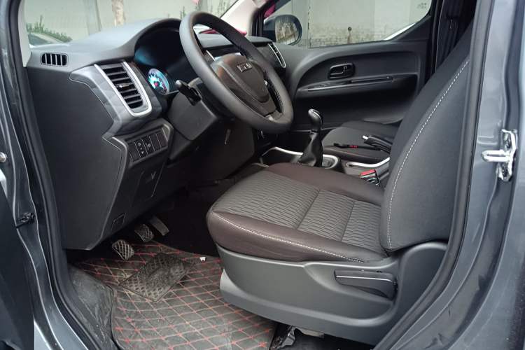 Used Jinbei Gold Hiace M Classic 2024 1.5L Engineering Lion Passenger Vehicle 5 Seats
