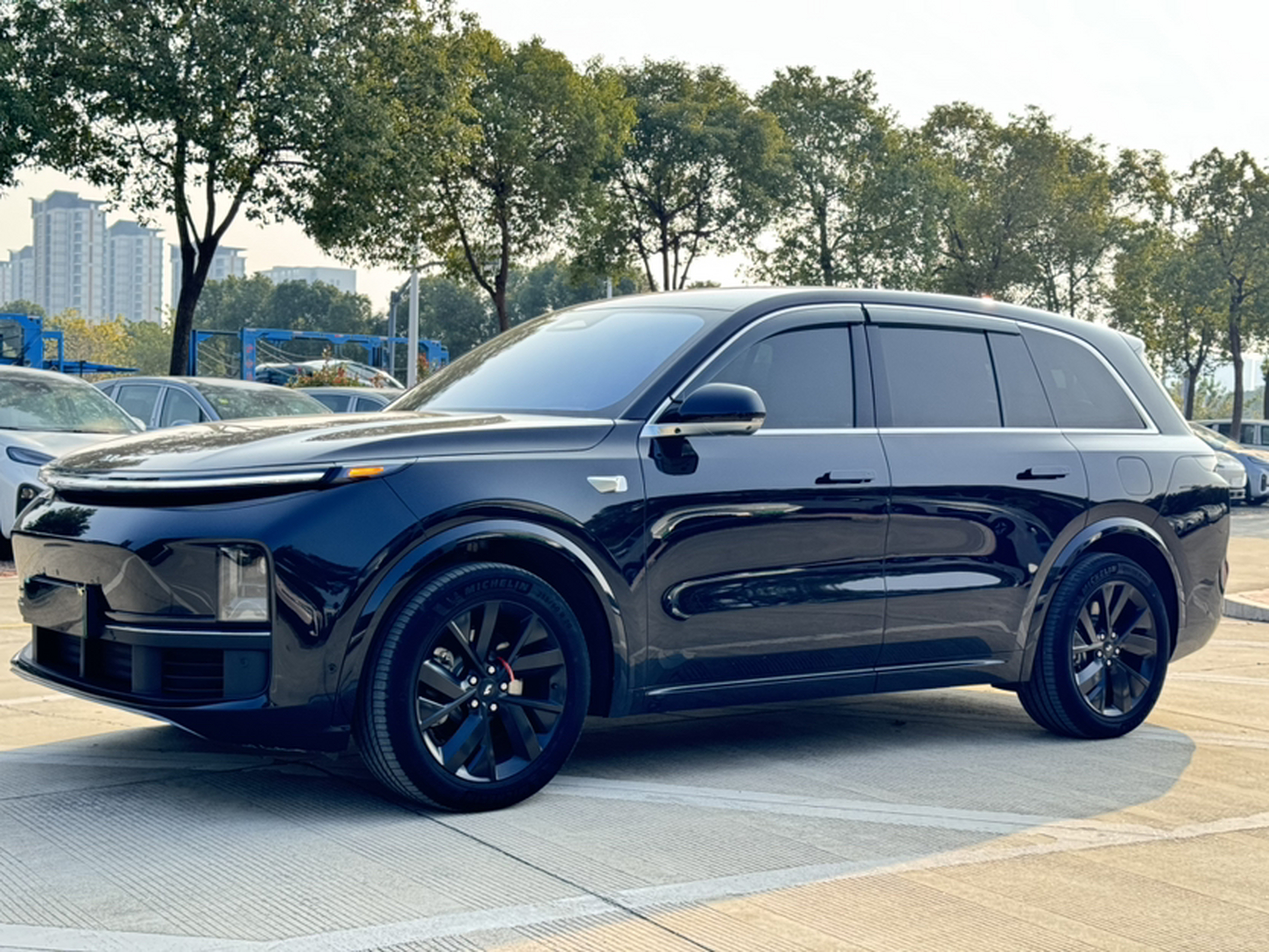 Под передней частью автомобиля