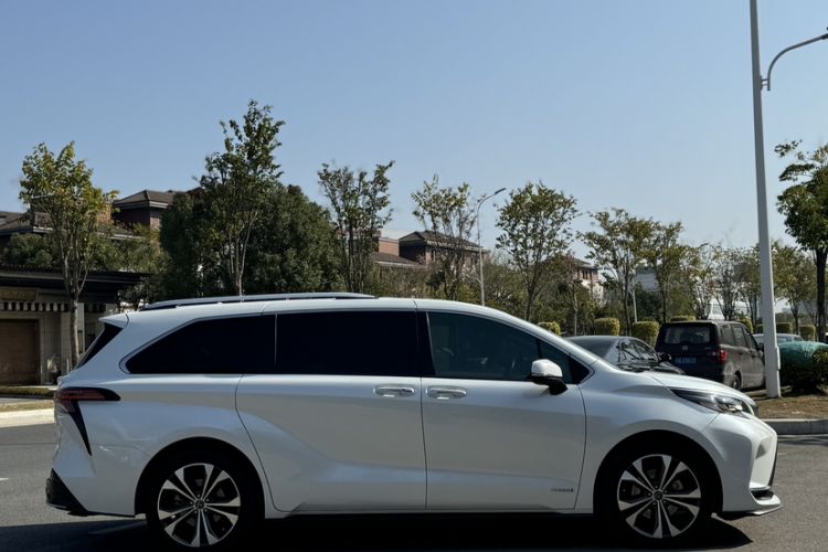 Used Toyota Granvia 2022 2.5L Hybrid Prestige Edition