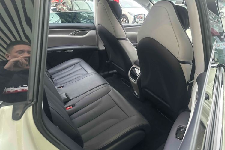 Used  LS7 2023 77 kWh Urban Fit Rear-Wheel Drive
