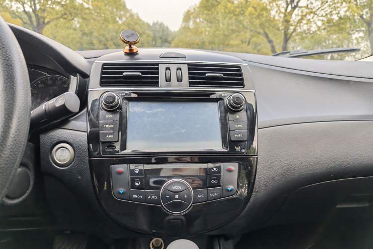 Used Nissan Tiida 2014 1.6L CVT Smart Model
