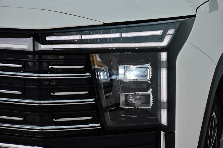 Used SOL X8 PLUS 2023 1.5 TGDI DCT Smart Edition 7-Seater
