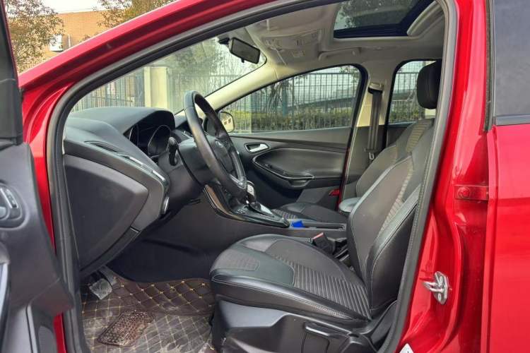 Used Ford Focus 2015 Hatchback 1.6L Automatic Fashion Edition
