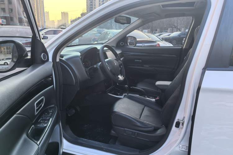 Used Mitsubishi Outlander 2018 2.0L Two-Wheel Drive Glory Edition 5 Seats