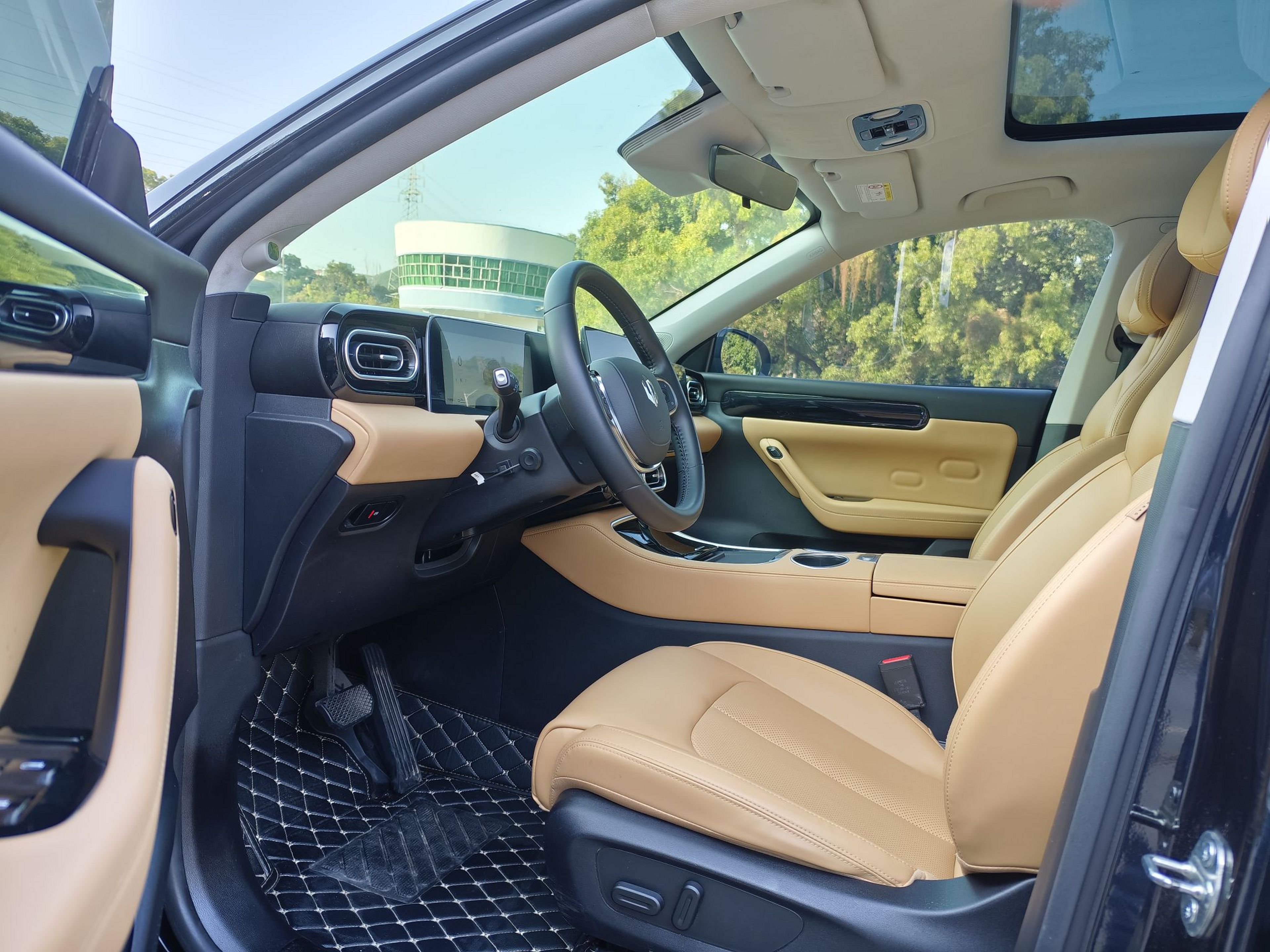 المقاعد الأمامية داخل السيارة