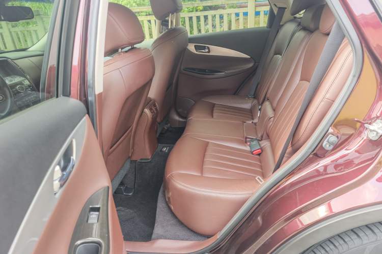 Used Infiniti QX50 2013 2.5L Two-Wheel-Drive Elegant Edition
