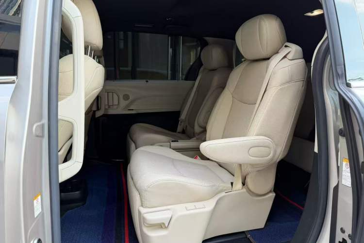 Used Toyota Sienna 2021 2.5L Hybrid Premium Edition
