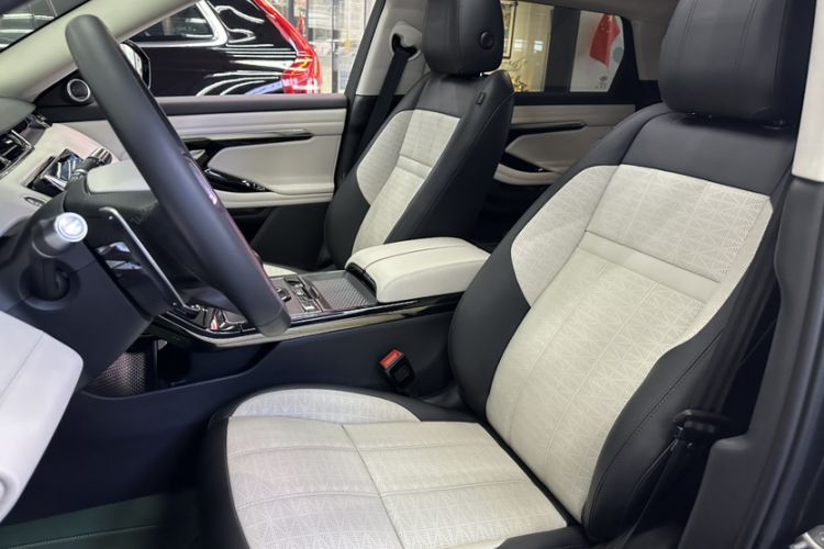 Used Land Rover Range Rover Evoque 2021 Range Rover Velar L 249PS R-Dynamic First Edition
