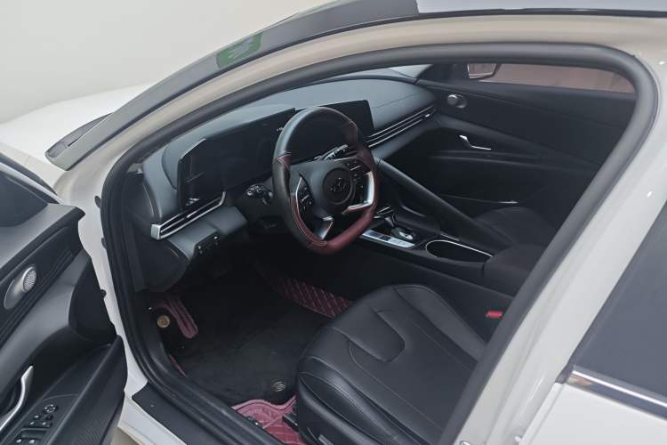 Used Hyundai Elantra 2022 1.5L CVT LUX Prestige Edition
