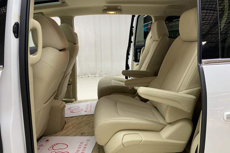 Used Buick GL8 2023 Facelifted Land Cruiser Executive Luxury Version
