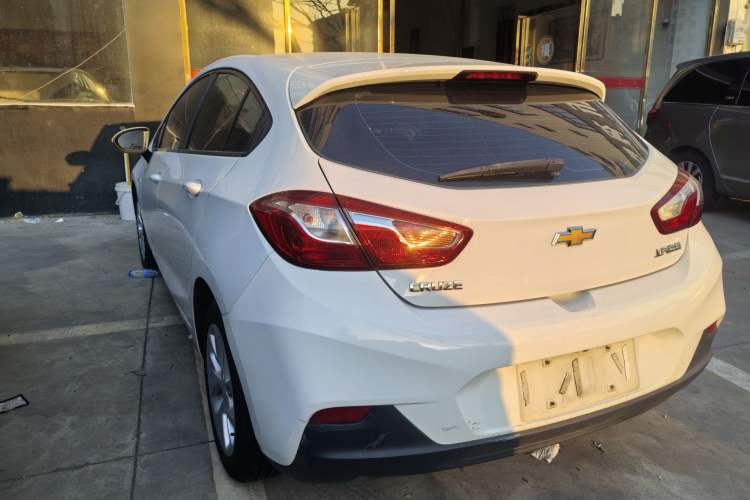 Used Chevrolet Cruze 2017 1.5L Hatchback Automatic Pioneer Sunroof Edition
