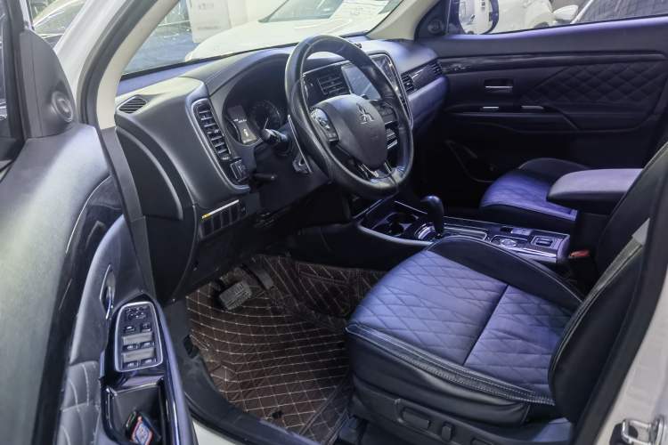 Used Mitsubishi Outlander 2020 2.4L 4x4 Zhi Xiang Edition 5 Seats
