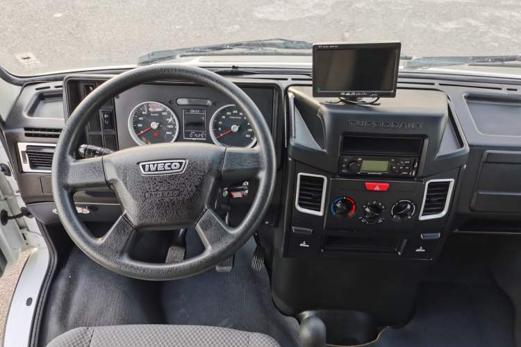 Used Iveco Daily 2020 2.5T A35 Passenger Van with Dual Tires Mid-Roof Design 5-9 Seater China V Emission Standard
