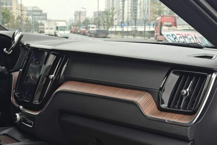 Used Volvo XC60 2021 T5 4x4 Smart Luxury Edition