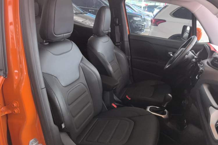 Used  Renegade 2019 220T Automatic Leading Edition
