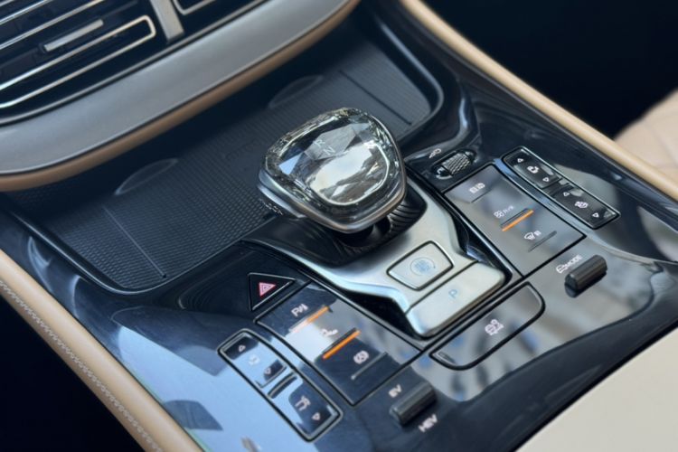 Used Denza D9 2024 DM-i 1050 Luxury Model
