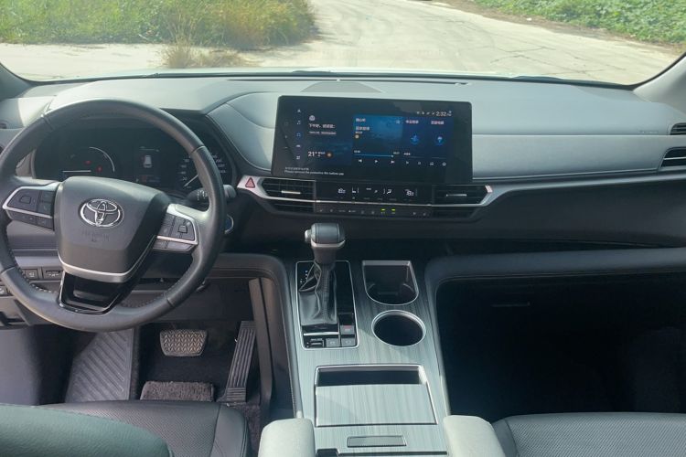 Used Toyota Sienna 2023 2.5L Hybrid Deluxe Edition
