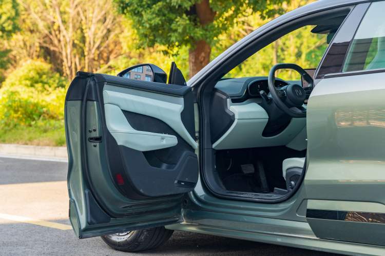 Used Zeekr 001 2025 WE Edition 100 kWh Rear-Wheel Drive
