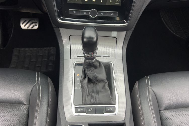 Used Roewe RX5 2016 20T Two-Wheel Drive Automatic Internet Smart Edition
