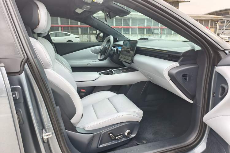 Used Lynk & Co Z10 2025 95 kWh 806 km Range Rear-Wheel Drive Advanced Driver-Assistance System Max
