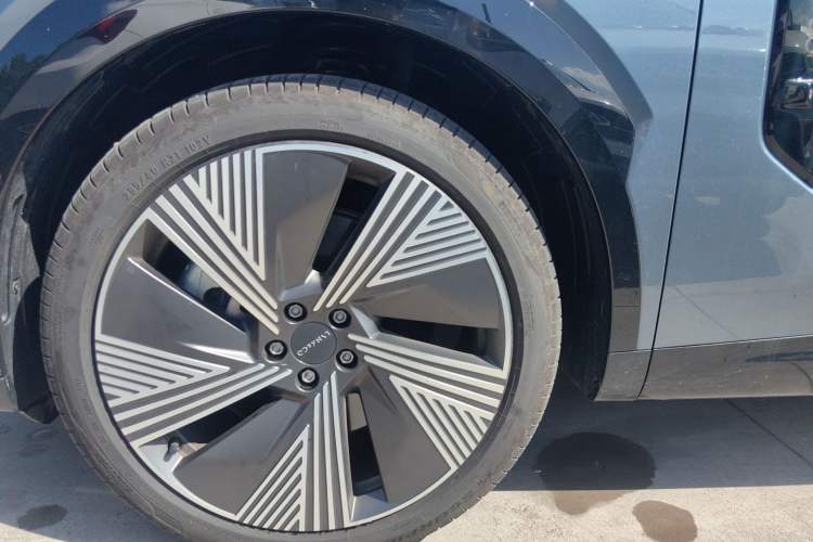 Used Lynk & Co 08 EM-P 2025 220 km All-Wheel-Drive Performance Halo
