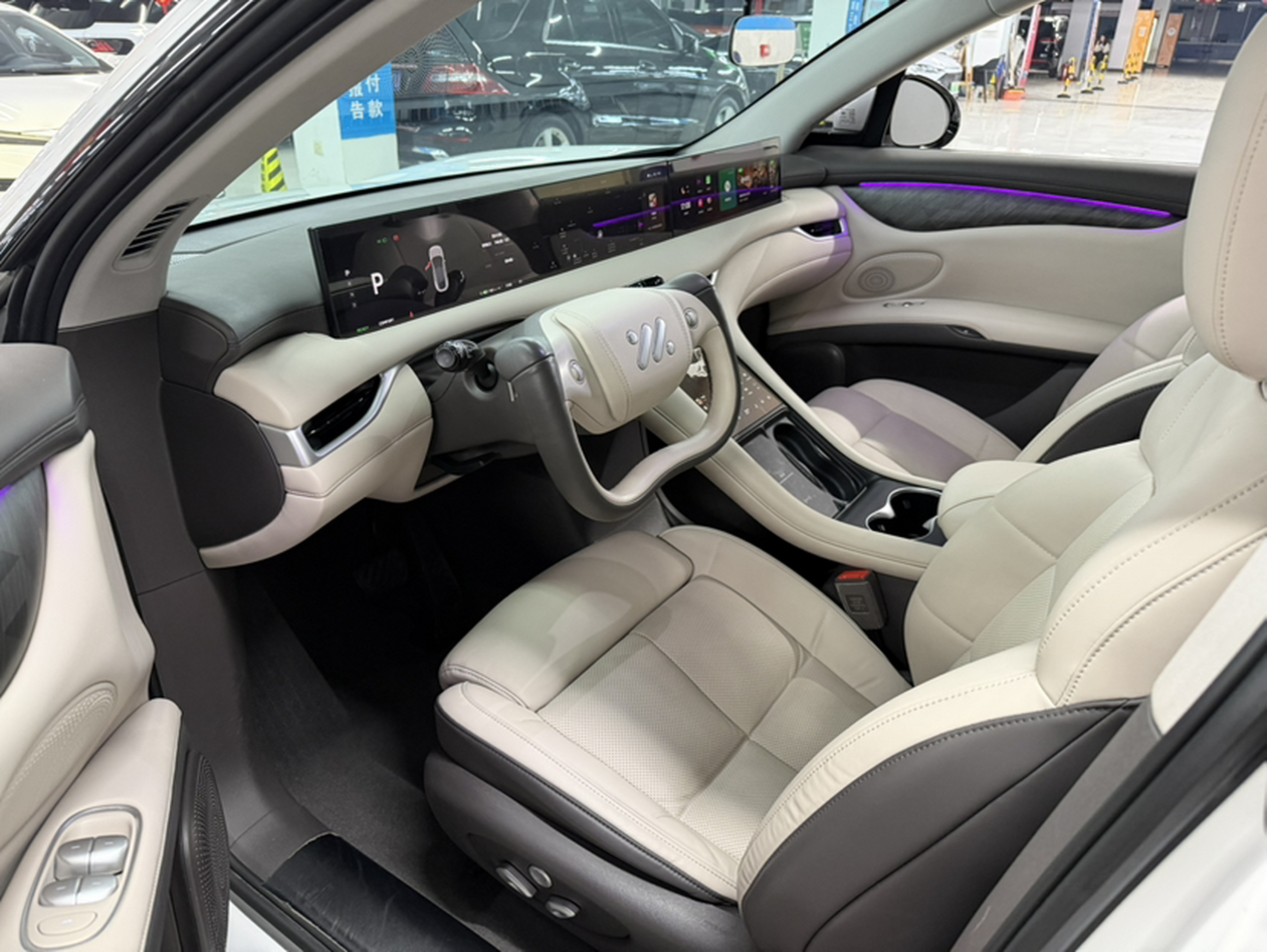 Переднее сиденье в автомобиле