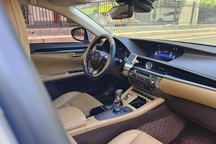 Used Lexus ES 2015 300h Comfort Edition
