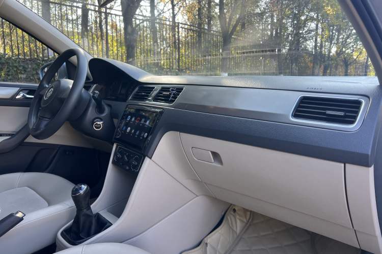 Used Volkswagen Santana 2013 1.6L Manual Comfort Edition
