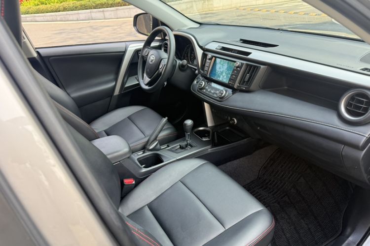 Used Toyota RAV4 2016 2.0L CVT Two-Wheel Drive Fashion Edition China V Standard
