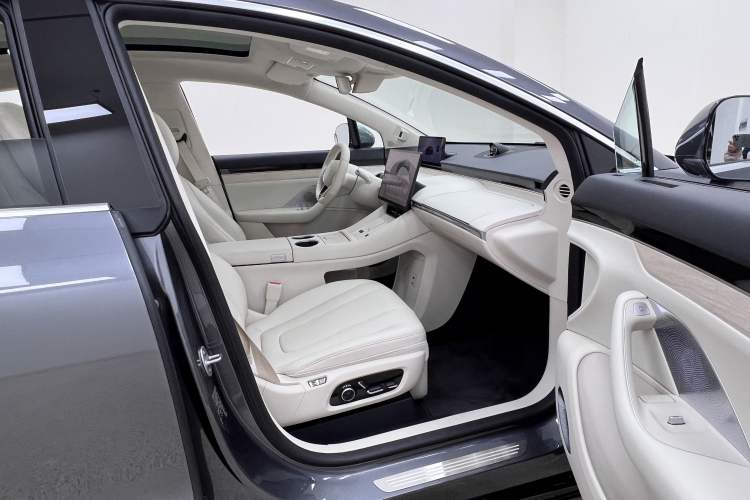 Used Hima Luxeed R7 2024 All-Electric 802 km Max
