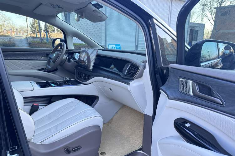 Used Denza D9 2022 DM-i 1040 Prestige Model
