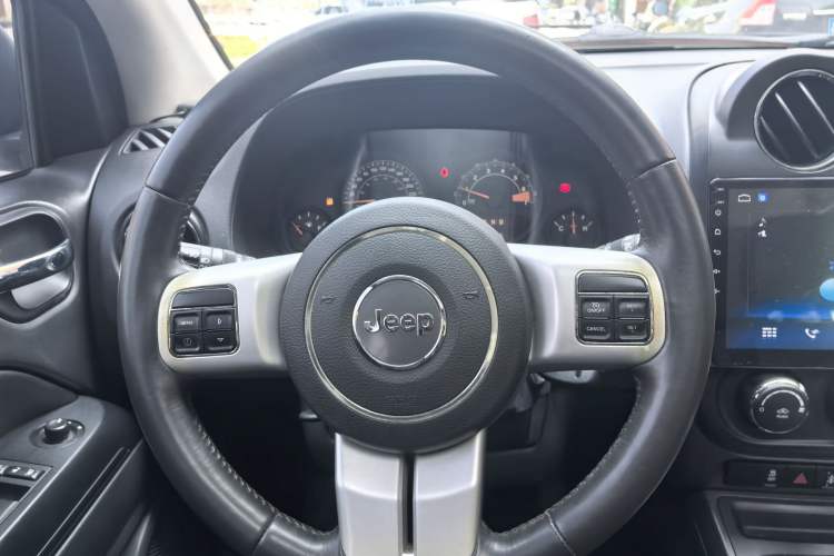 Used  Compass 2014 2.0L two-wheel drive sport version
