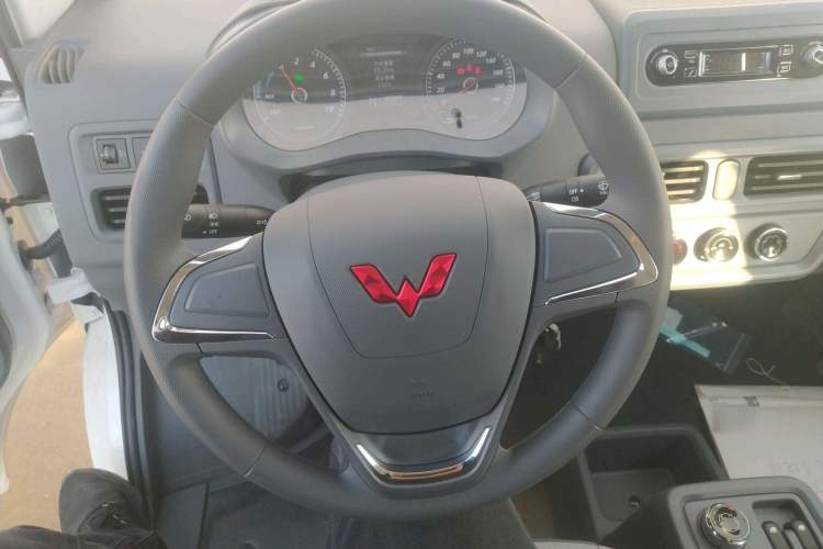 Used Wuling Yangguang 2024 300km Comfort-Grade Passenger Van 60kW
