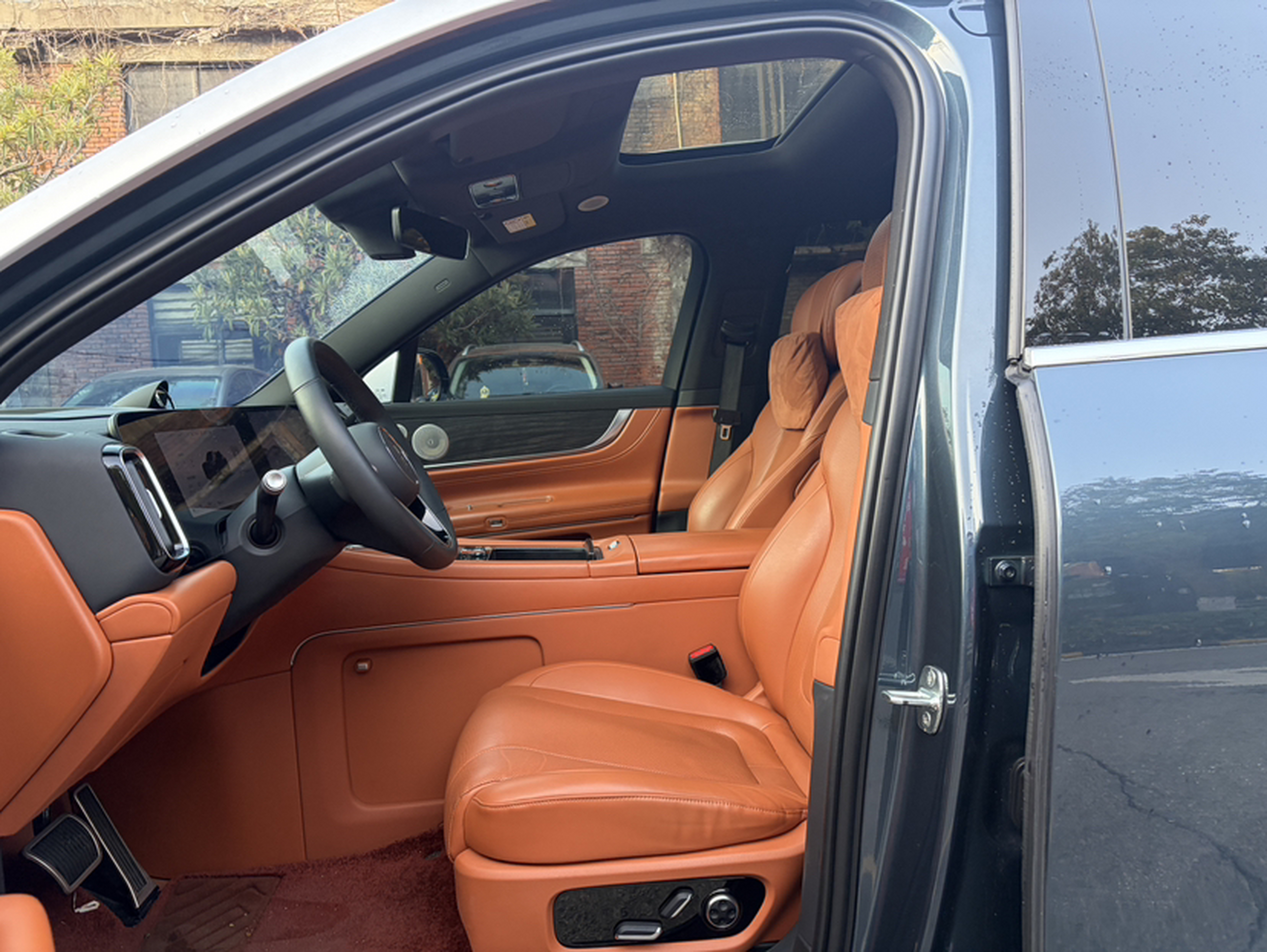 Переднее сиденье в автомобиле