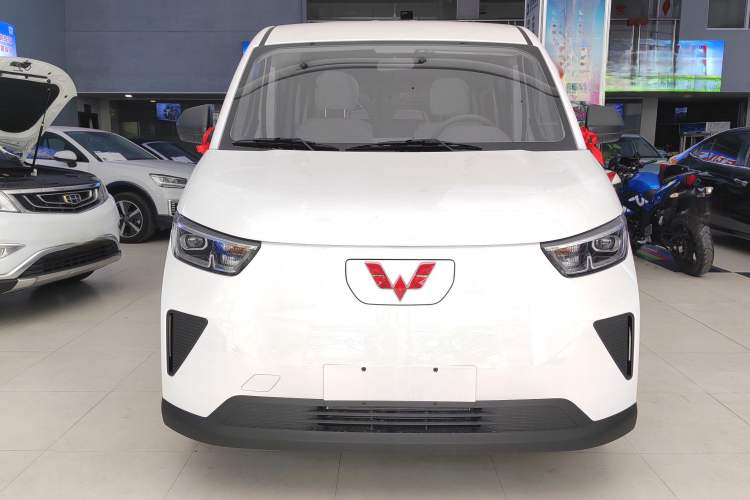 Used Wuling Yangguang 2024 300KM Comfort Version Passenger Van 75kW
