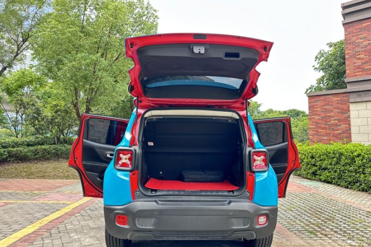 Used  Renegade 2019 220T Automatic Leading Edition
