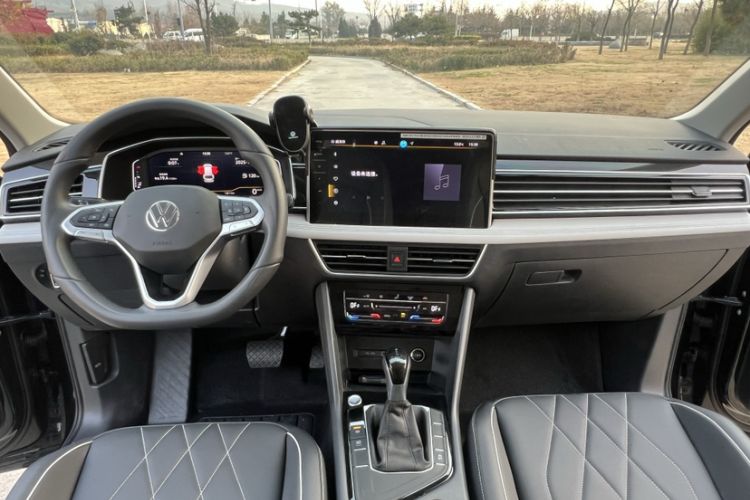 Used Volkswagen Tiguan L 2024 Outstanding Model 300TSI Automatic Two-Wheel Drive Longteng Edition