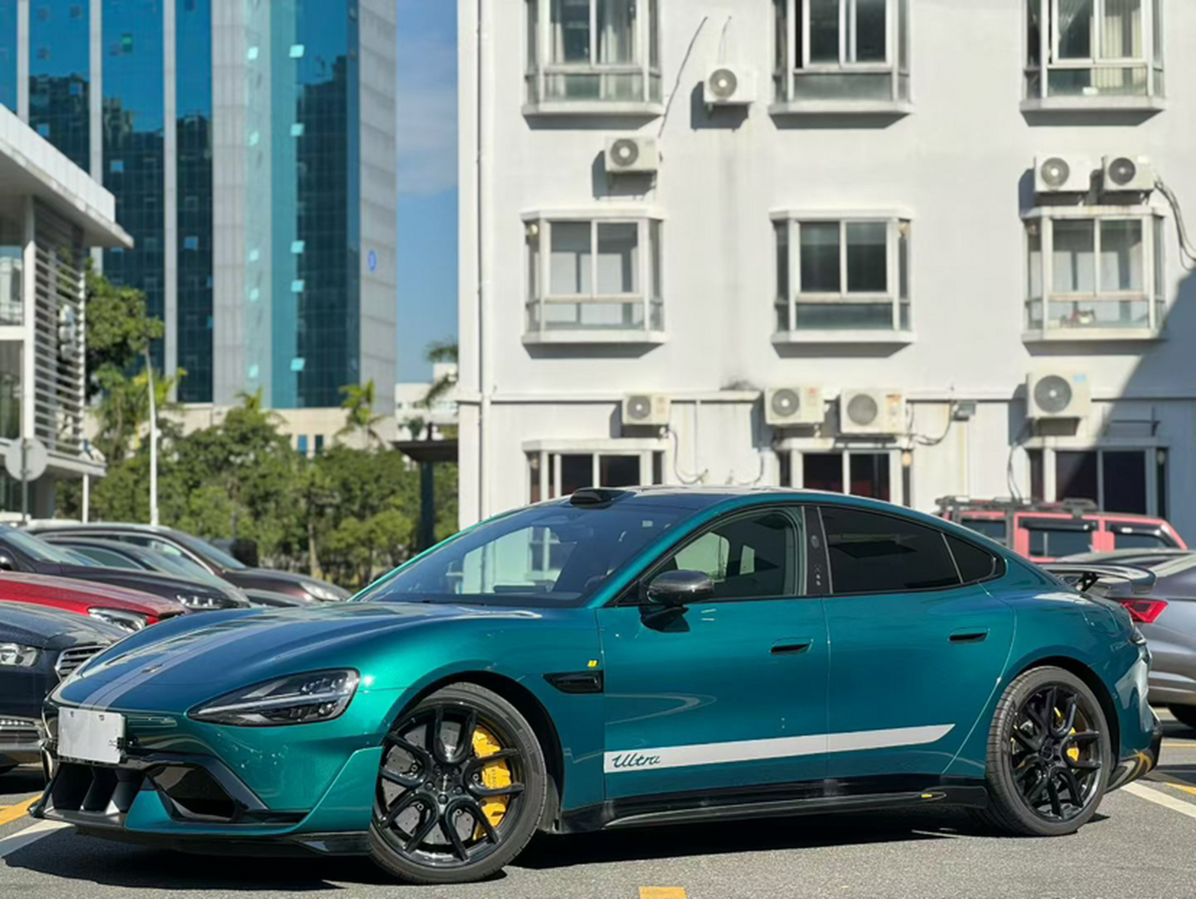 Под передней частью автомобиля