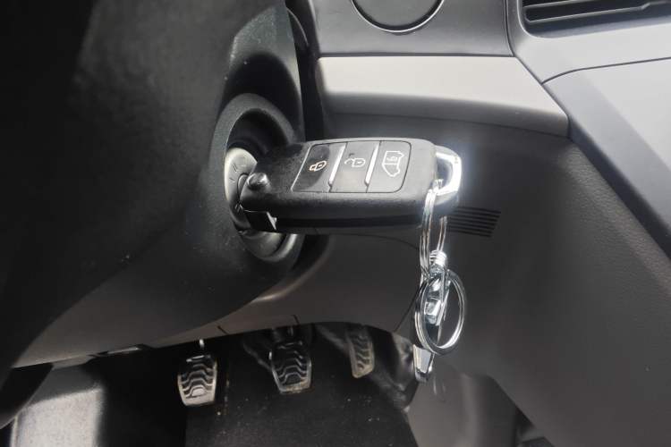 Used Ford Transit 2023 2.0T Diesel Manual Multifunction Commercial Vehicle Mid-axle Low-Roof Design 5/6 Seats
