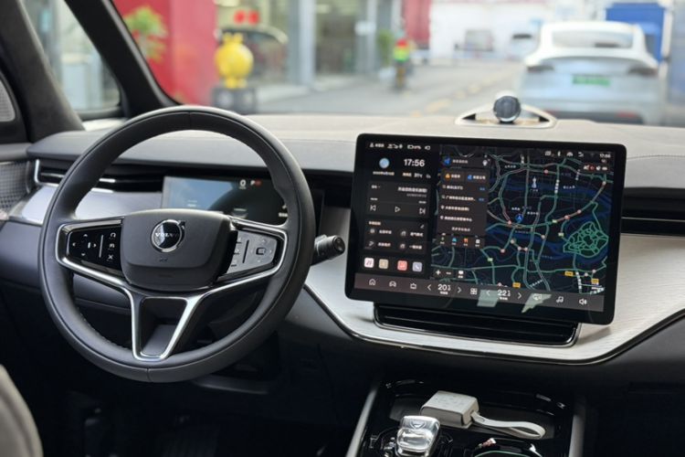 Used Volvo EM90 2025 Ultra Six-Seater
