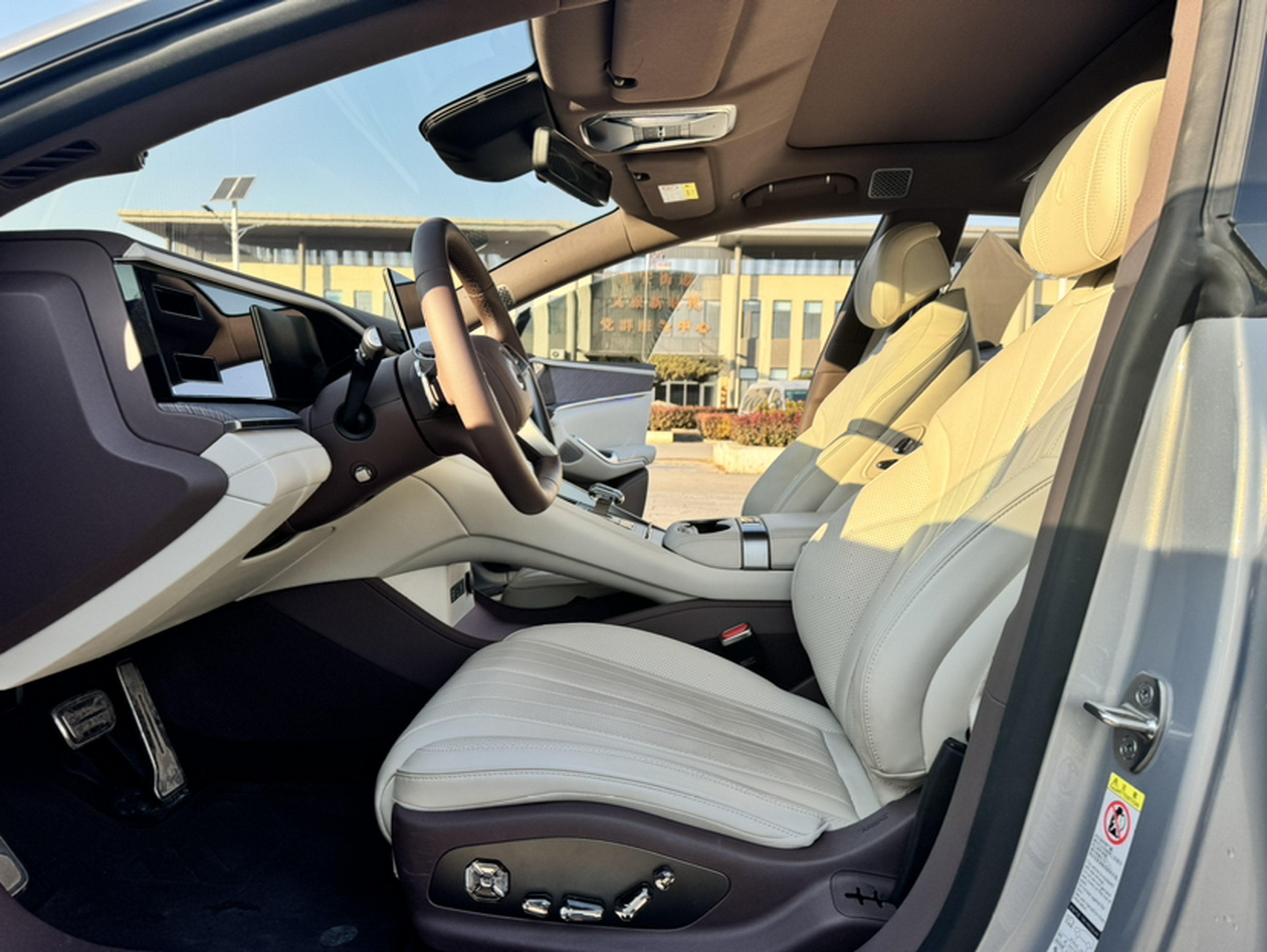 Переднее сиденье в автомобиле