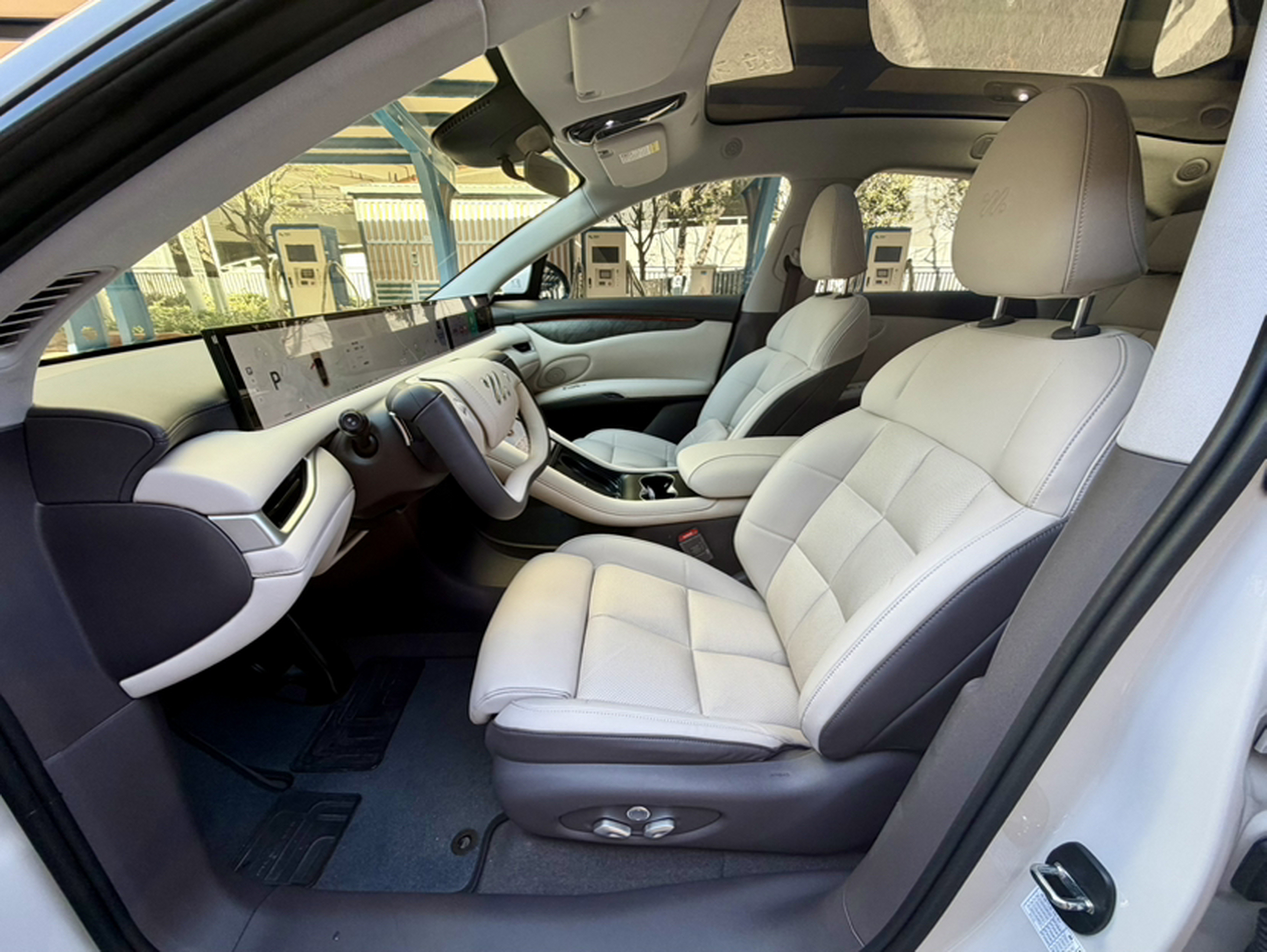 المقاعد الأمامية داخل السيارة